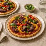 Bloemkoolpizza met geroosterde groenten en verse basilicum, geserveerd op een gedekte tafel